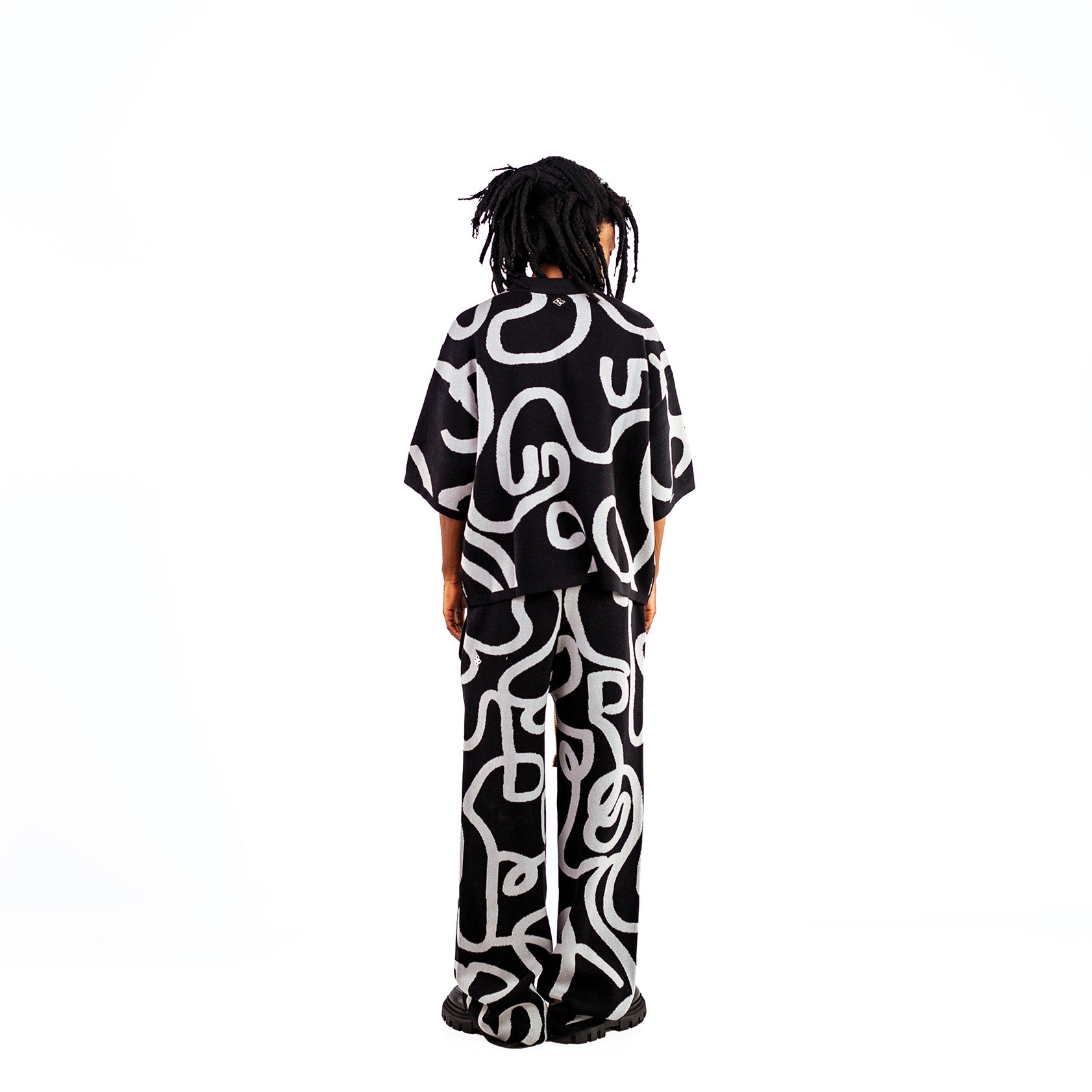 Men's black knitted cotton two-piece golfer with swirl print.
